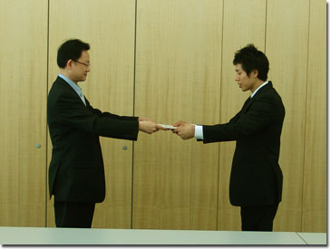 顕彰金授与 水鳥寿思選手
