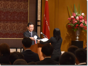 表彰状授与 岸彩乃選手